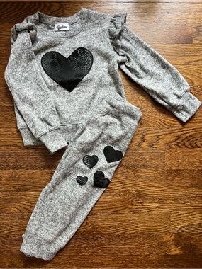 Random Hearts - Gray Loungewear Set with Black Heart Appliqués